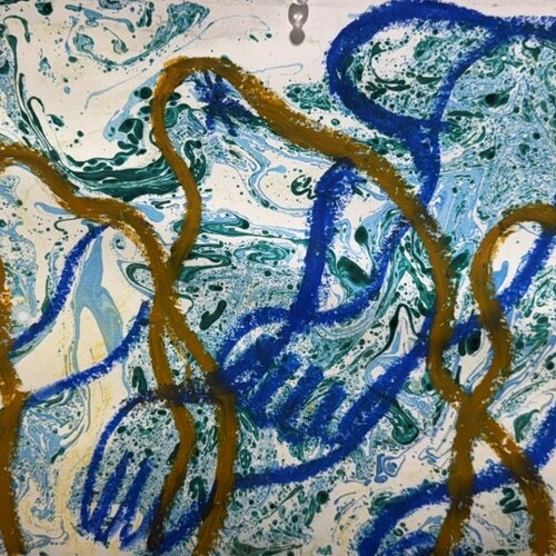 서로를 안고 있는  사람들